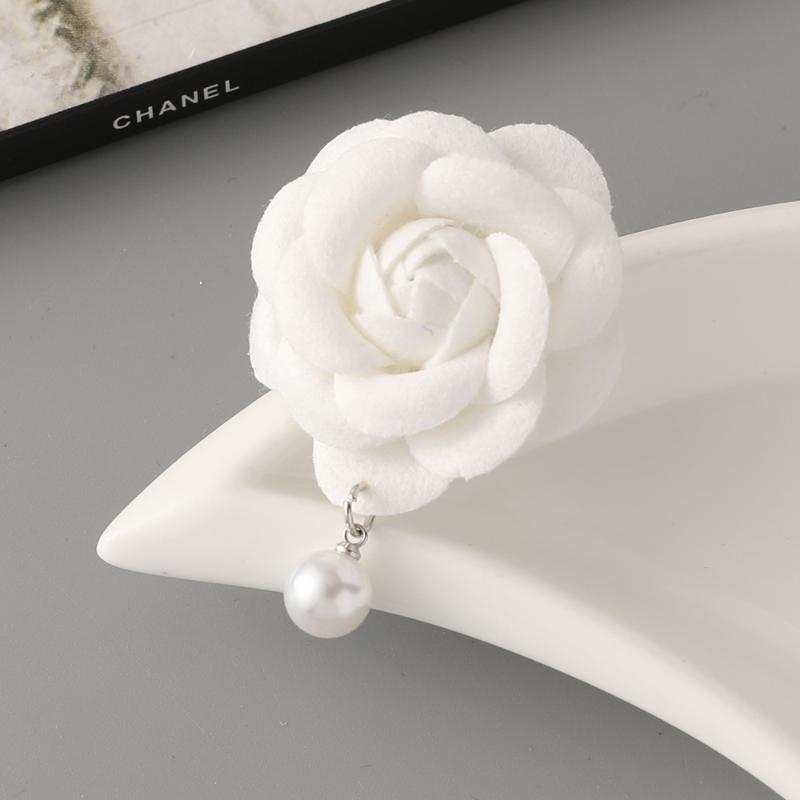 

1Pcs Retro Black Camellia Pin Brooch Women French Vintage Small Fragrance Imitation Pearl Brooch Fashionable Jewelry Accessories белый