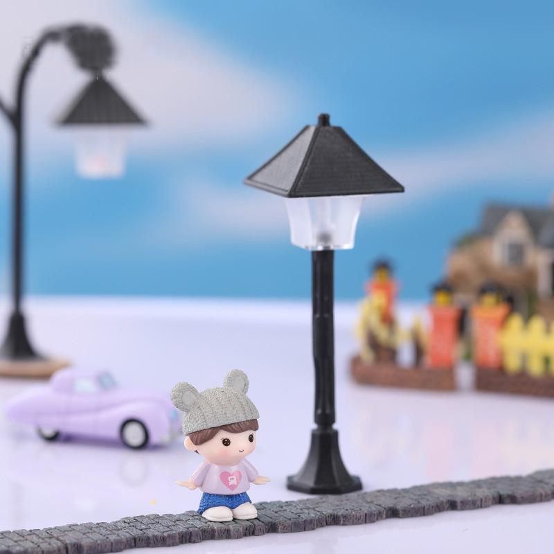 4 Lampadaires Miniatures LED Pour Maison De Poupée Ou Décoration - Modèles Noël Échelle 1:12 - Alimentation Piles (Non Incluses)