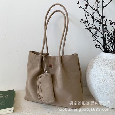 Large-capacity Bags Women's Autumn and Winter 2025 New Casual Shoulder Bags Are Popular This Year, with Simple Texture and Commuter Tote Bags.