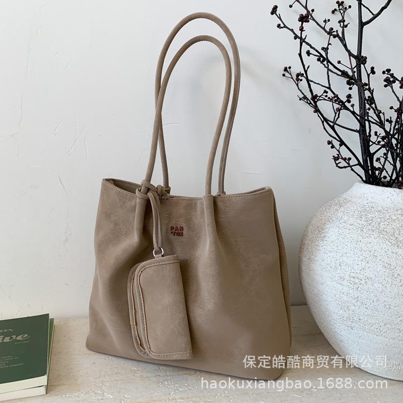 Large-capacity Bags Women's Autumn and Winter 2025 New Casual Shoulder Bags Are Popular This Year, with Simple Texture and Commuter Tote Bags.