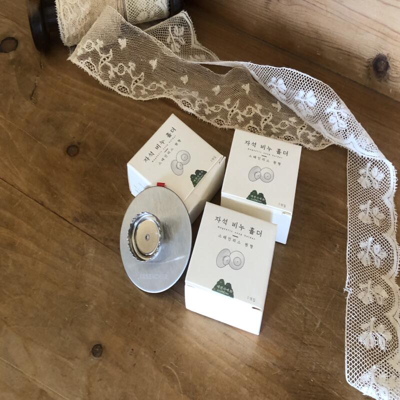 Stainless steel magnetic soap holder / round