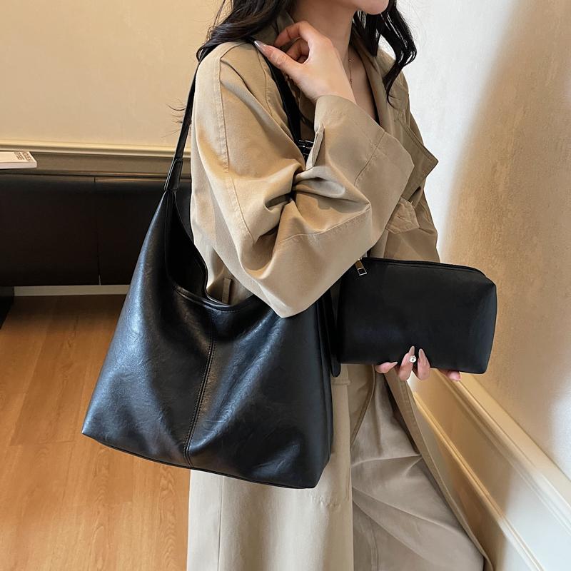 Vintage Commuter Large Capacity Bag Women's Soft Leather Shoulder Bag Underarm Tote Bag