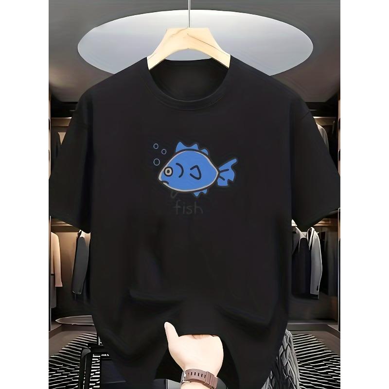 

Мужская футболка с круглым вырезом и короткими рукавами. Общий дизайн передает милую, свежую атмосферу, связанную с рыбой, в простом и игривом стиле. S чёрный
