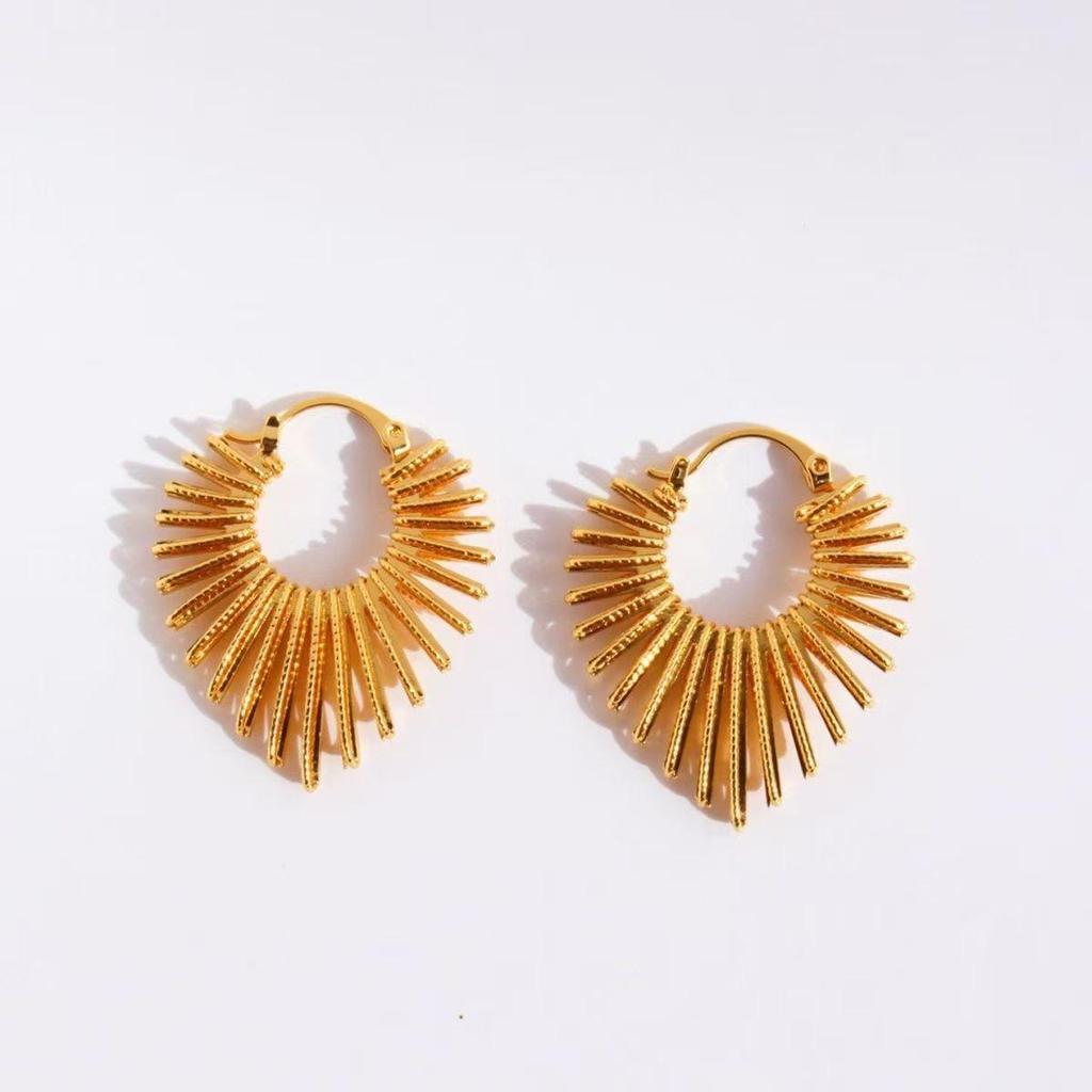 Stylish Peach Heart High-End Ear Cuffs for Women: Unique, Fashionable & Versatile Earrings