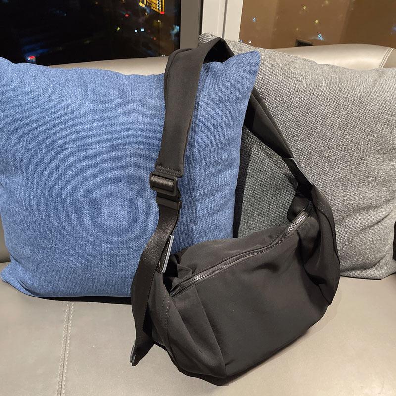 

2025 new Japanese large-capacity wide shoulder strap messenger bag Oxford cloth bag women s tide ins niche design dumpling bag чёрный