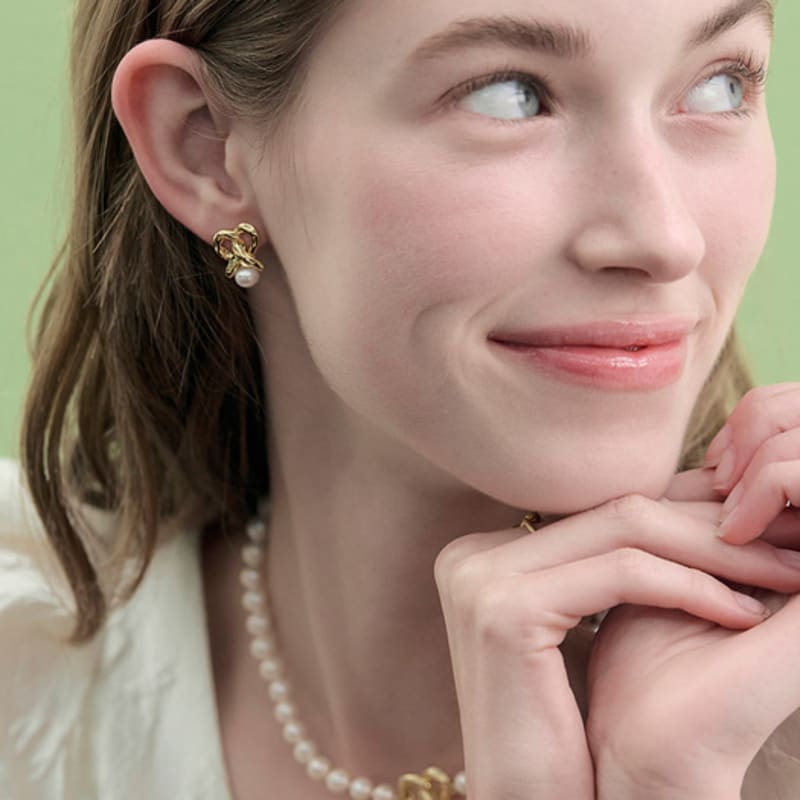 comelico atelier Pretzel Pearl Earrings