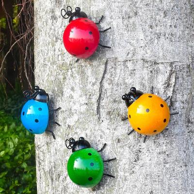 1/4ks Kovová dekorace beruška na venkovní terasu zahradního plotu, roztomilá nástěnná plastika berušky, barevná 3D dekorace balkón na dvorku