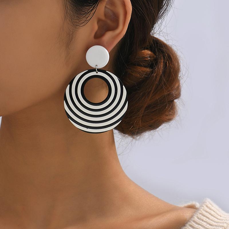 Fashion Exaggerated Black and White Contrast Round Oval Earrings for Women Simple Hollow Statement Acrylic Earrings Jewelry