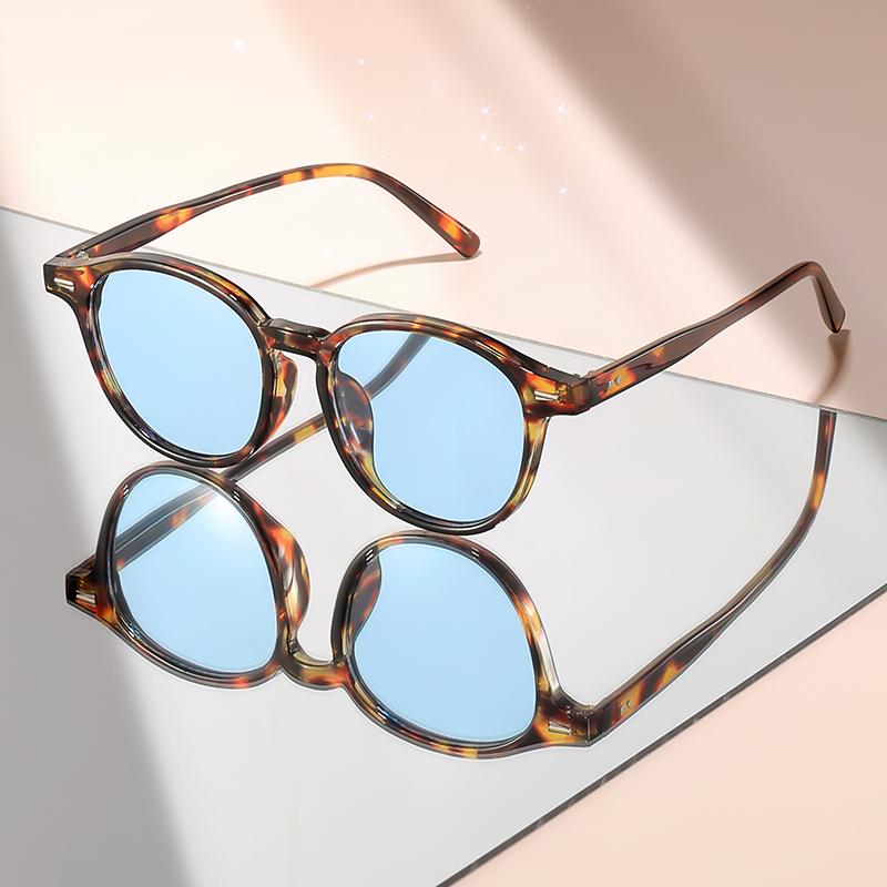 The new small round-framed sunglasses feature a simple design and are a perfect accessory for daily wear and photography