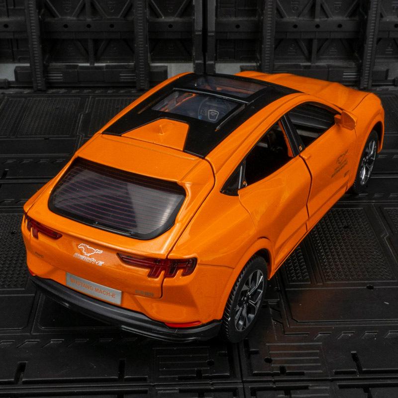 Simulation 1:24 Stück spezielle Elektro-Pferdelegierung Geländewagen Modell Ornamente Sechs offene Türen Kinderspielzeug