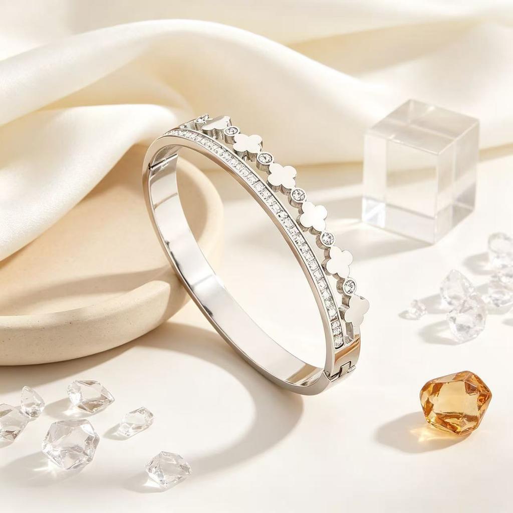 Exquisite four-leaf clover studded bracelet, light luxury titanium steel wristband, high-end versatile accessory for daily commuting and stylish wear