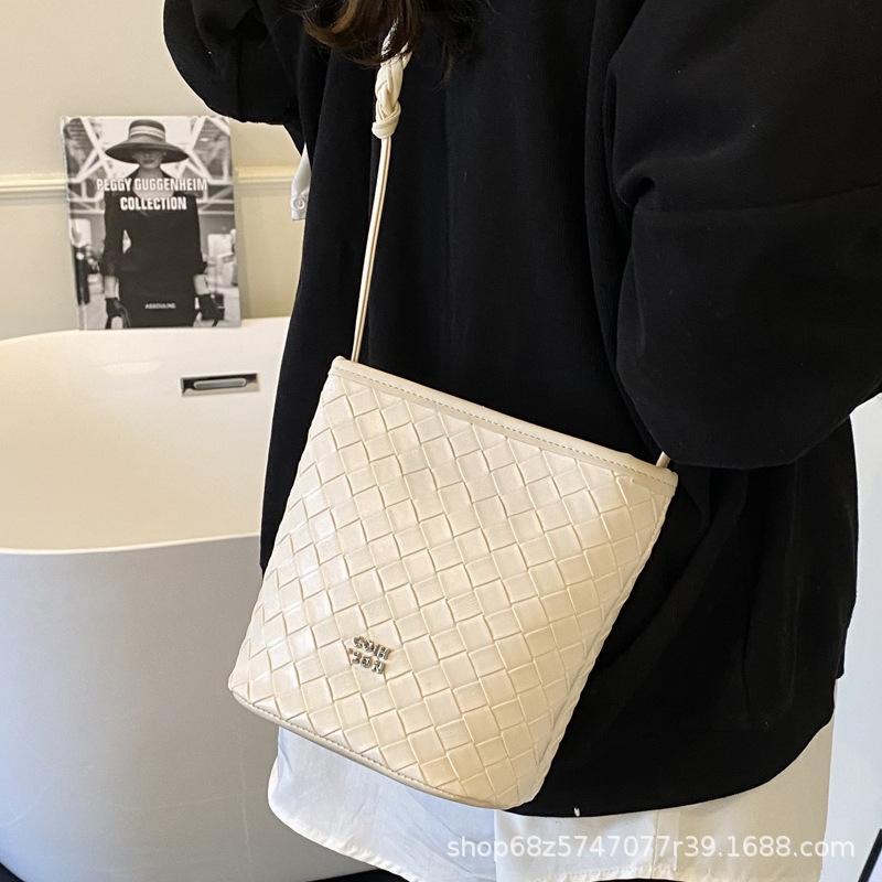Summer Shoulder Small Bag Women's 2025 New Trend Korean Niche Bucket Bag Super Fire Messenger Versatile Woven Bag
