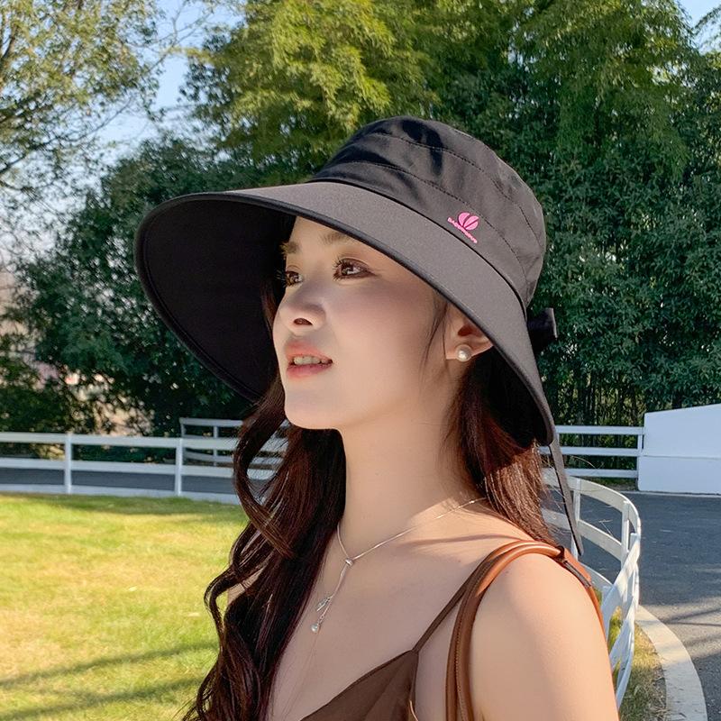 Beach sunshade sunscreen hat shows a small face and a big brim. Vacation sun hat for women