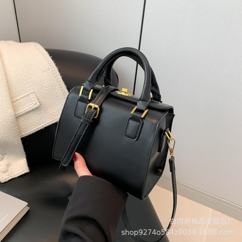 

French niche portable small bag women s bag 2025 new trendy temperament shoulder bag foreign style retro messenger small square bag