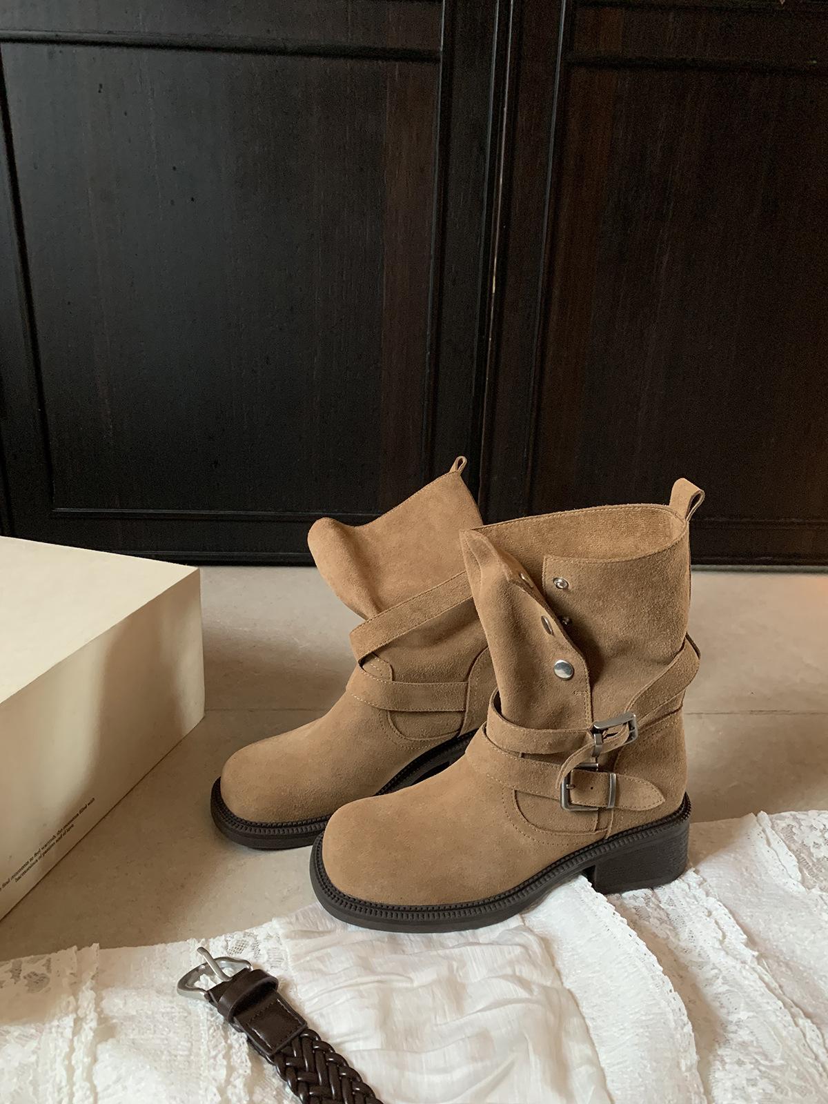 

Grape mother, the same style has a height increase of 5.5cm. In autumn, Maillard folds two, and wears buckle straps. Cow velvet medium boots, thi 40