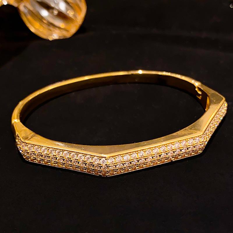 Geometric Faceted Buckle Bracelet, Elegant European and American Fashion and High-end Jewelry for Women