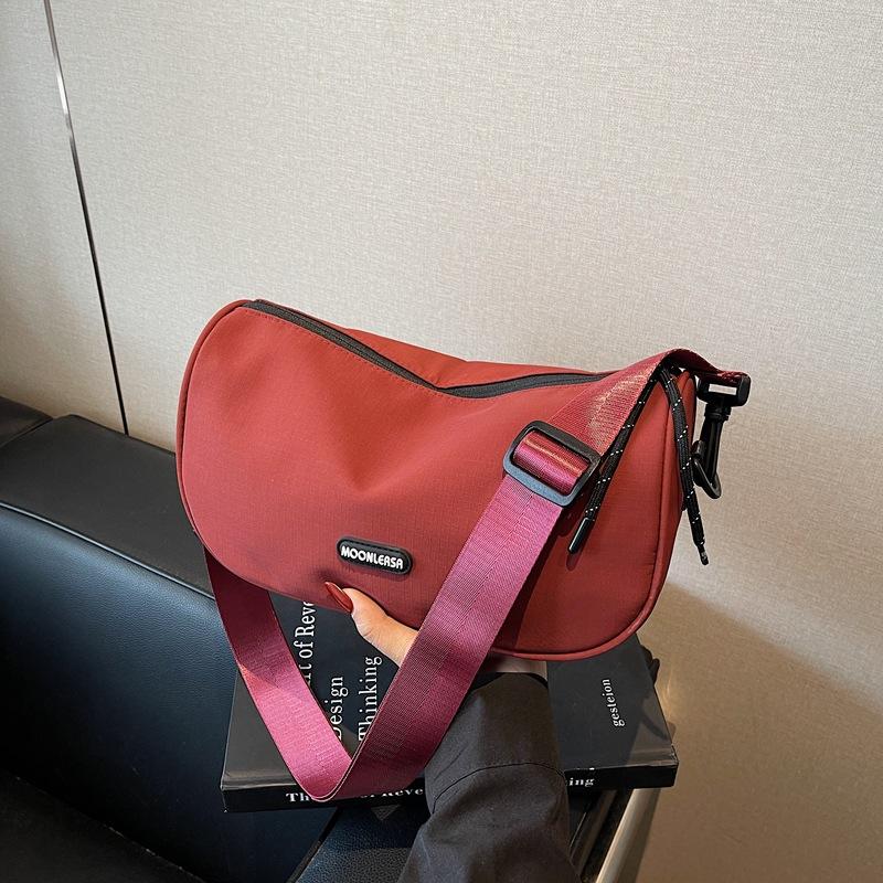 Sports style casual messenger bag women's new fashionable versatile pillow bag student large-capacity cloth bag