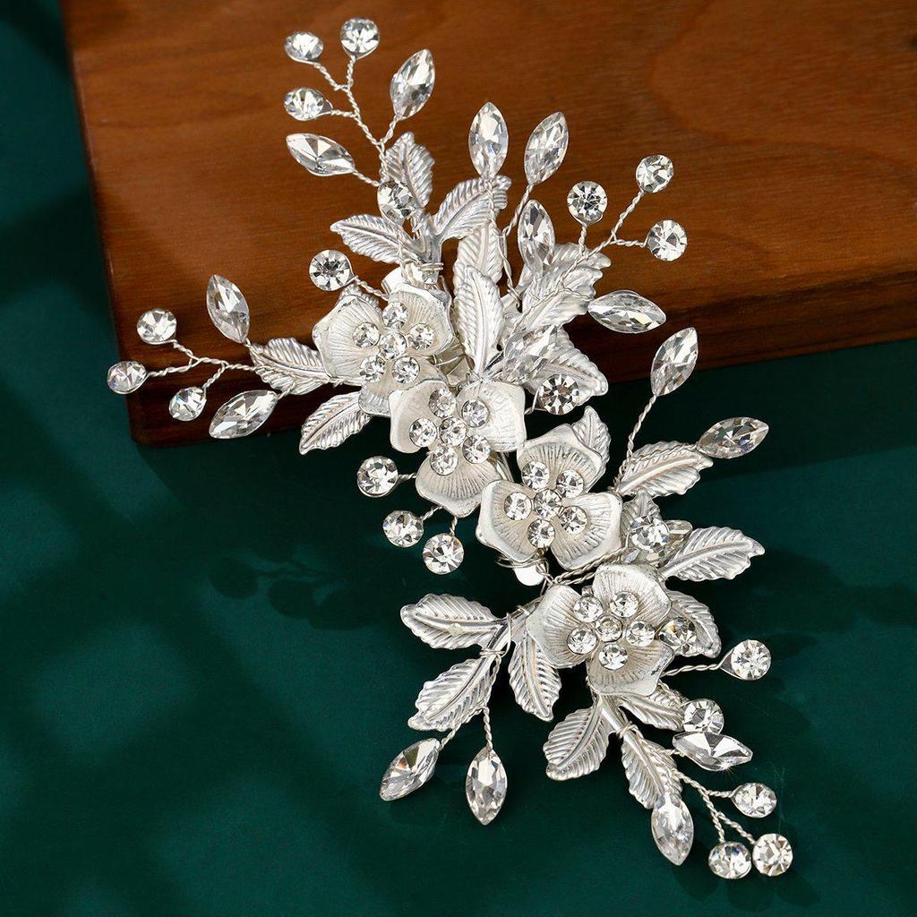 Handgefertigter Braut-Haarkamm mit Perlen, Strass und Blumen mit Blättern