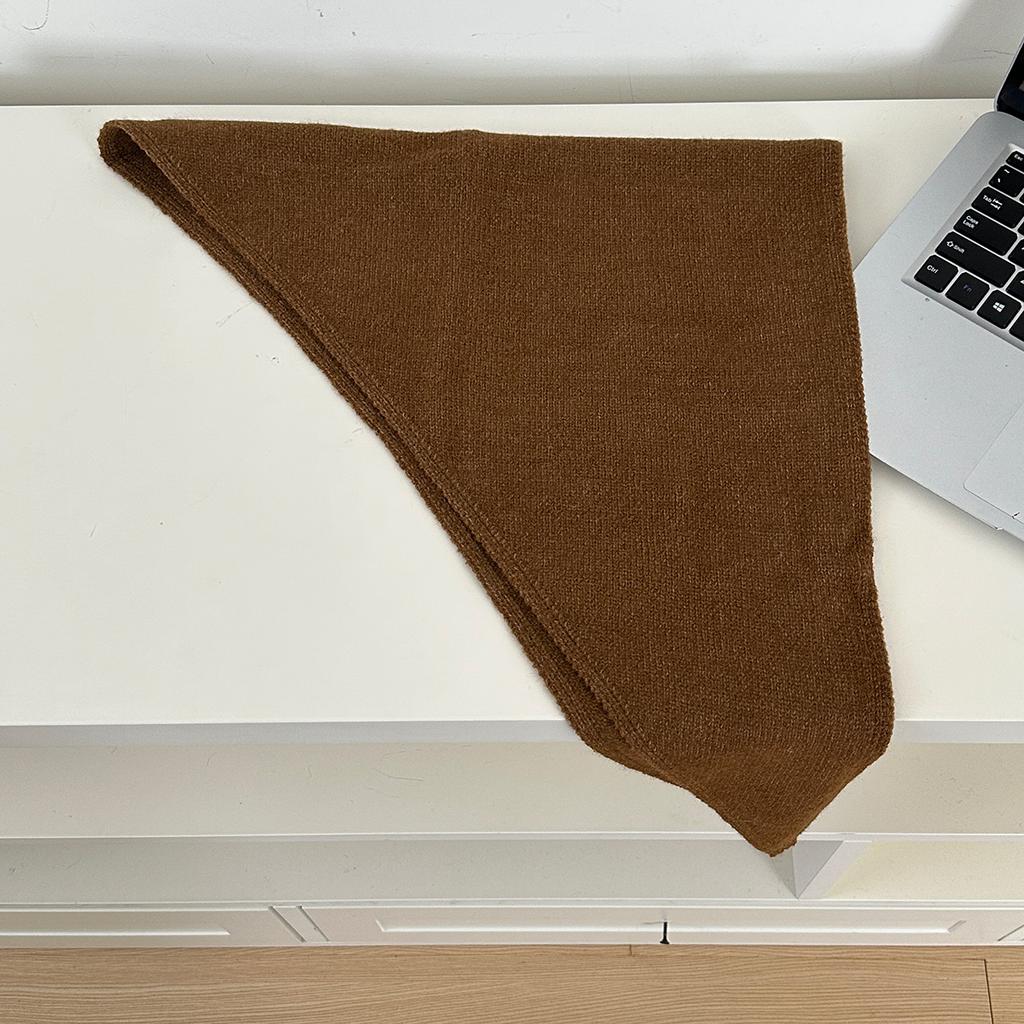 A Wool-Blend Flat Woven Triangular Scarf For Women Suitable For All Seasons For Decoration Pography And Travel Paired With A Small Headscarf