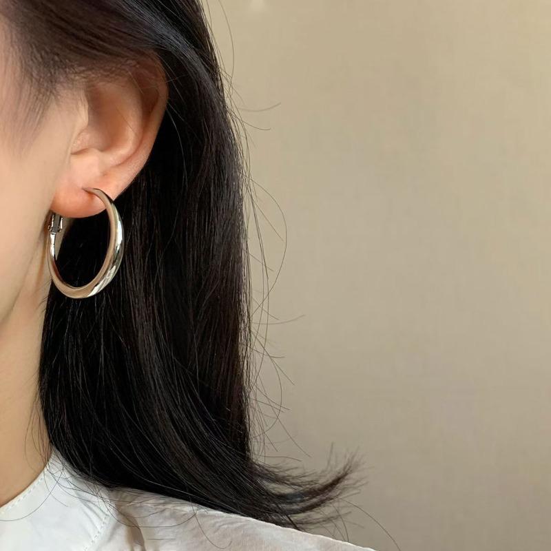 Geometric Metal Earrings A Niche Design of Ear Loops Are Simple and Versatile Earrings for Women