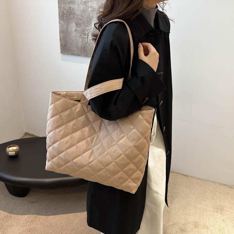 2025 New Diamond Retro Niche Design Underarm Bag Large Capacity Commuting Fashion Portable Shoulder Tote Bag
