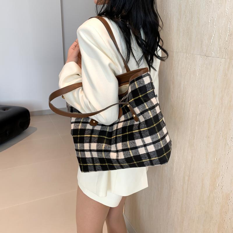 Korean Version of Beautiful Simple Shoulder Bag Casual Niche Spring Large Capacity Bag Women's New Commuter Tote Bag