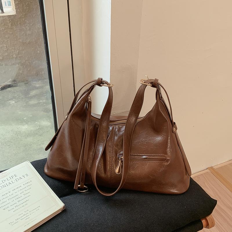 Trend messenger bag women's autumn fashion niche commuter shoulder bag high value retro underarm bag