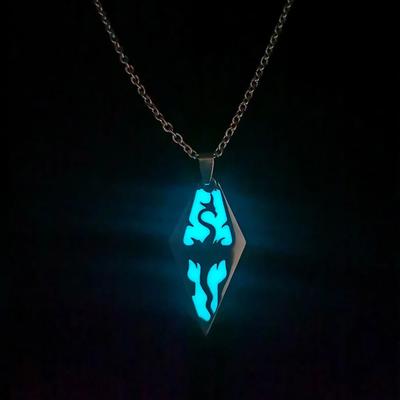 Módní nerezová ocel Svítící luminiscenční Dračí obojek Fluorescenční Svítí ve tmě Dračí přívěsek Náhrdelník pro Halloweenský dárek