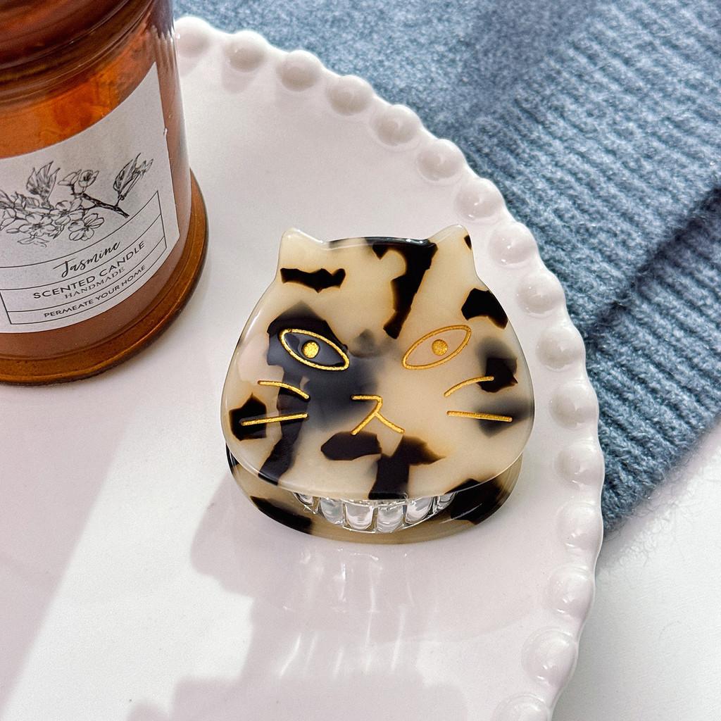 Schattige haarclip in Japanse stijl met kattenmotief, gemaakt van acetaat, voor vrouwen, verkrijgbaar in zwart schildpadpatroon en diverse kleurrijke varianten.