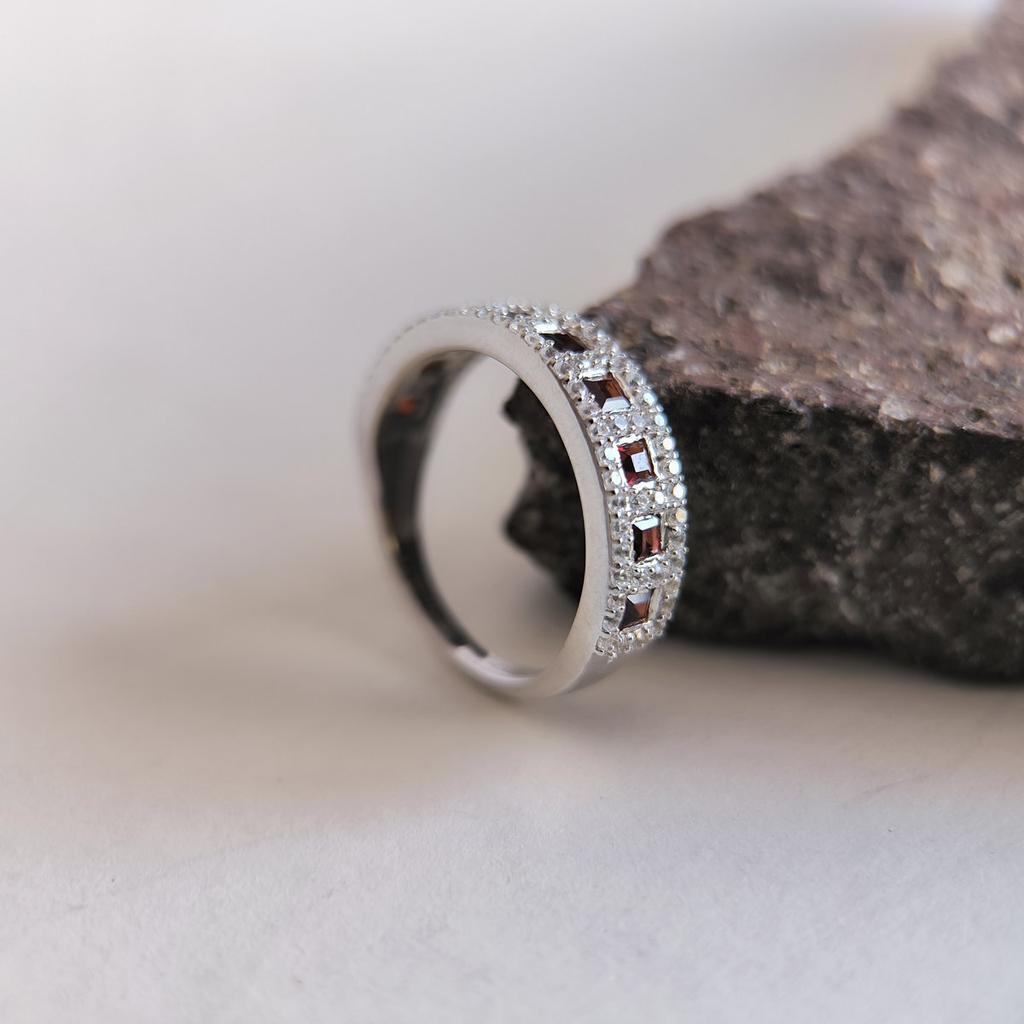 Серебряное кольцо с натуральным гранатом 1.503ct, вес изделия 3,3 гр (2204237)
