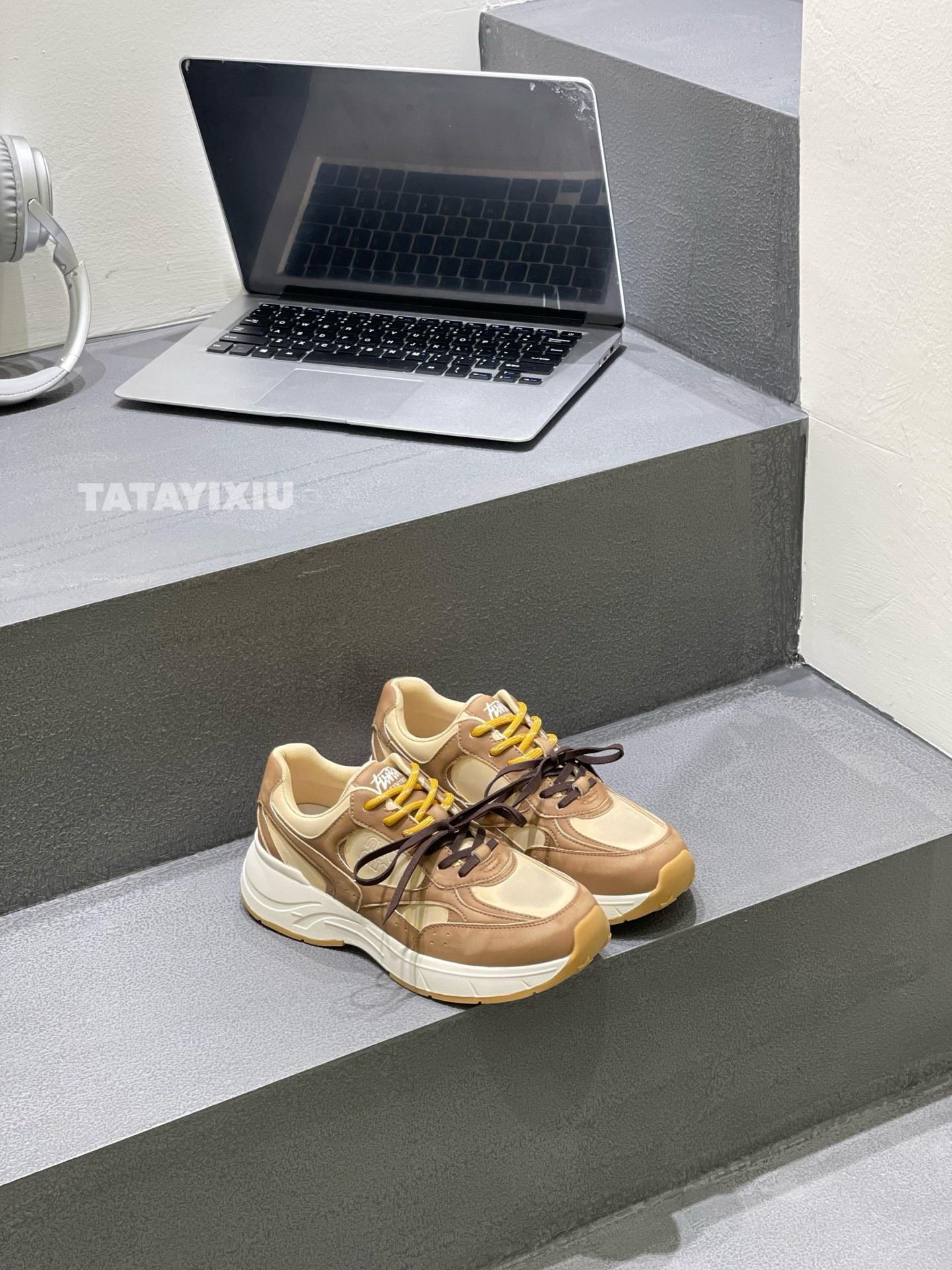 

Leather mesh thick-soled retro round head lace-up sneakers women s 2025 new breathable and versatile casual Forrest Gump shoes 35