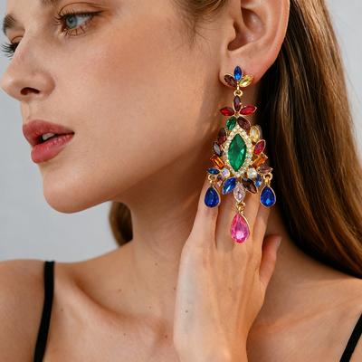 Orecchini in stile corte con fiore incastonato di diamanti a forma di goccia d'acqua con perno in argento orecchini personalizzati esagerati