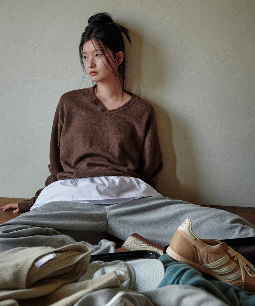 GLW [Unisex] Soft V-Neck Knit Brown