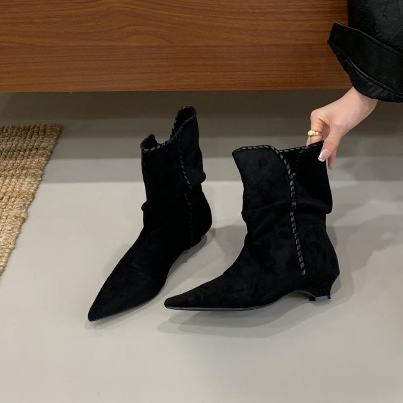 2025 Herbst neue Retro Low-Heel Maillard kurze Stiefel plissierte dünne spitze Pile-Stiefel Damen