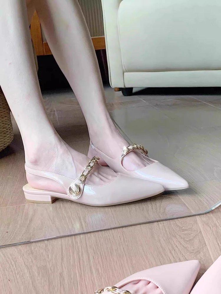 Xiaoxiangfeng single shoes 2025 new nude pointed metal one-word strap rear strap light mouth flat shoes women's low heel