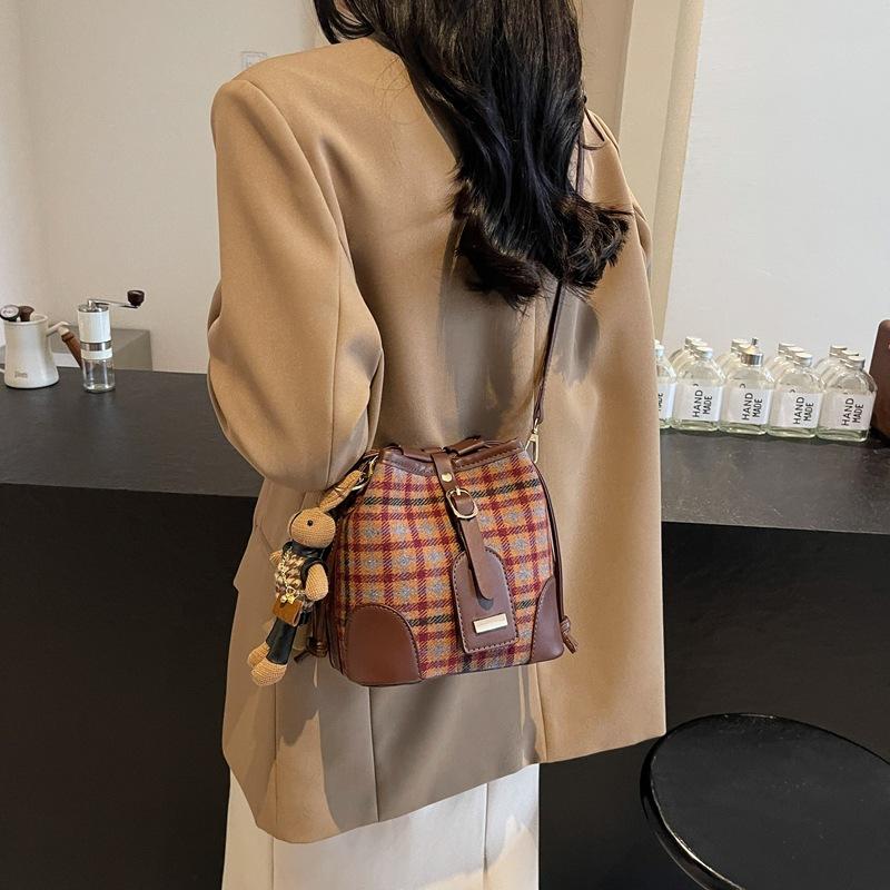 

Маленькая сумка премиум-класса с шерстяной текстурой, новая нишевая трендовая универсальная сумка через плечо, популярная сумка-ведро, зима 2025 19*11*17