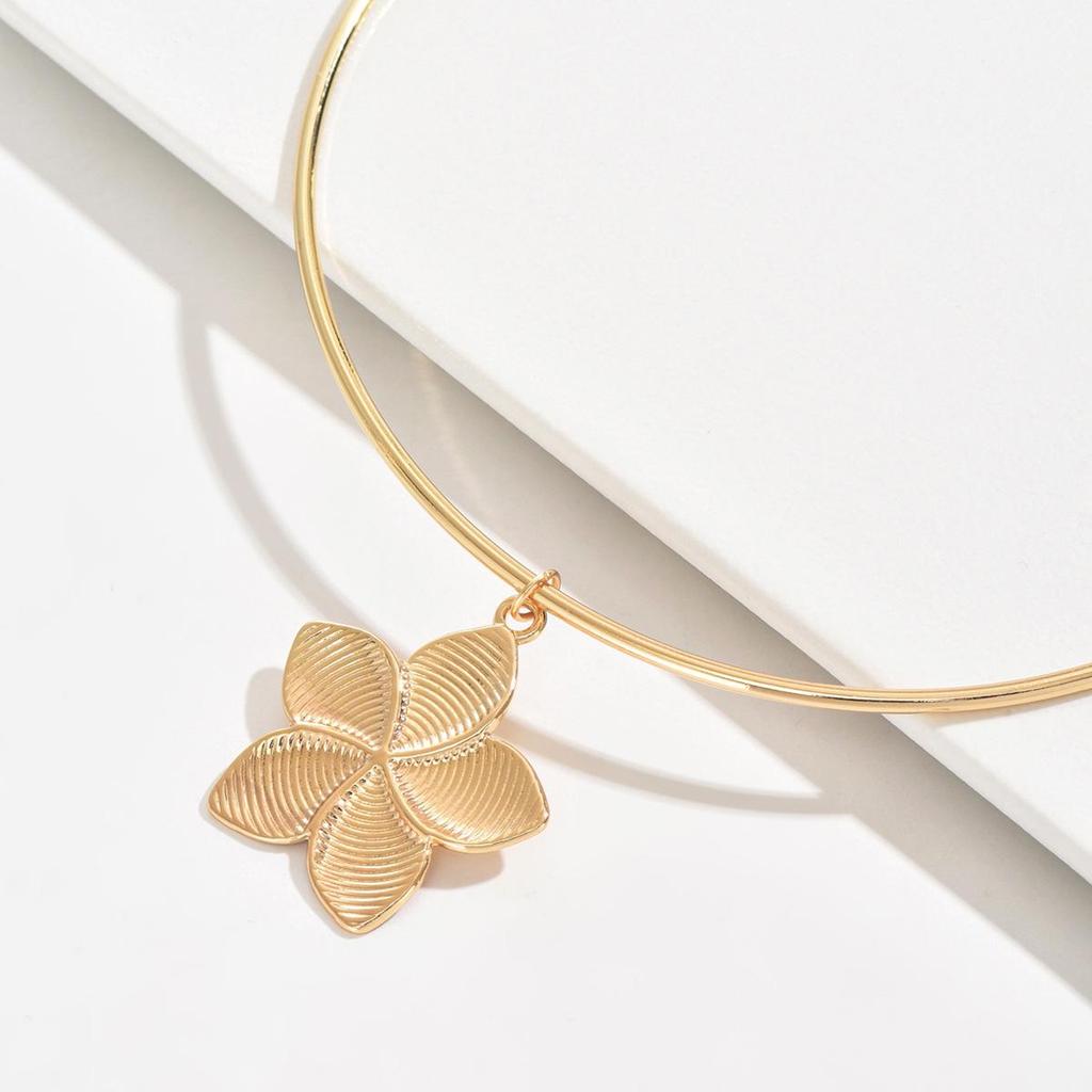 Elegant Gold Flower Pendant Choker Necklace with Versatile Plain Ring