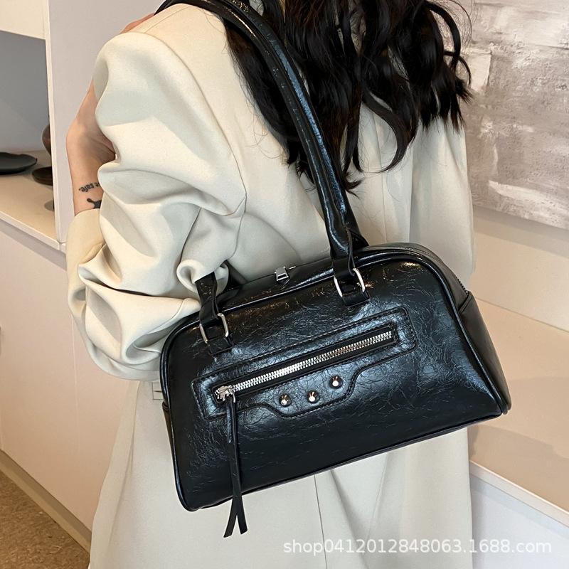 Fashion Atmospheric Handbag 2025 New Retro Oily Leather Large Capacity Shoulder Bag Women's Commuter Messenger Bag