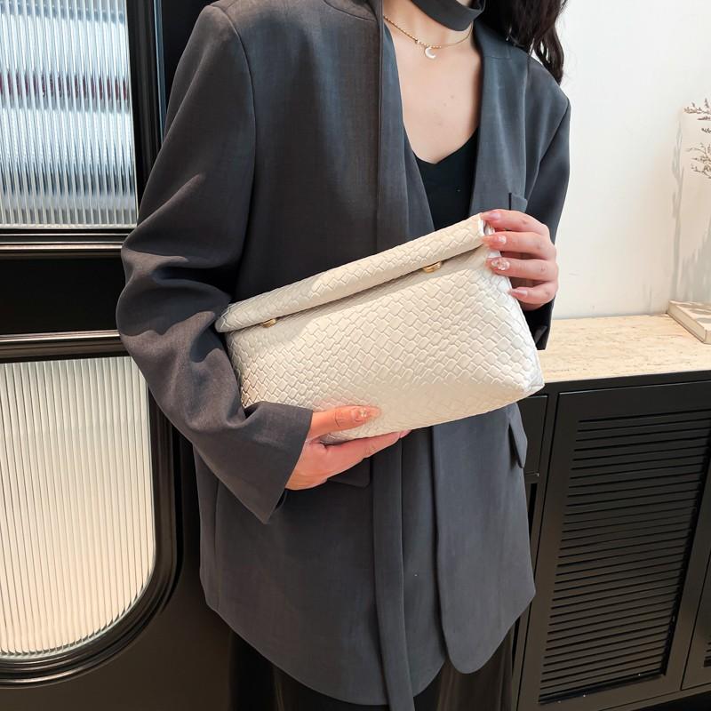 Casual and versatile crossbody bag women's spring and summer new Korean shoulder bag fashion trend commuter pillow bag for women