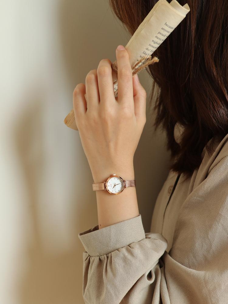 New Luxury Small Dial Steel Band Minimalist Retro Watch, A Stylish And Luxurious Women'S Watch, A Compact Ladies' Watch.