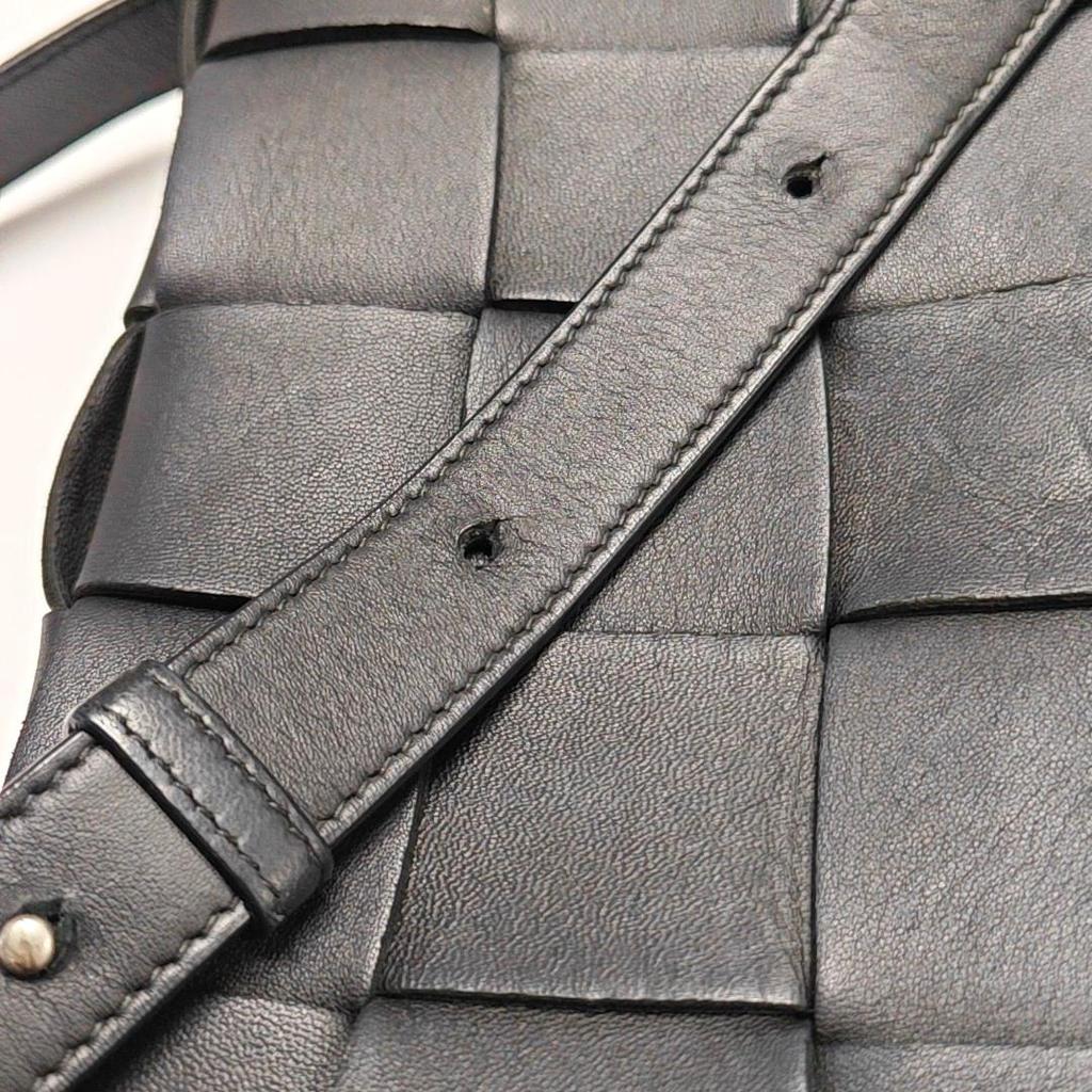 [Pre-Owned] Bottega Veneta Cassette Bag 'Black/Silver' - Very Good #1VFWN5Z