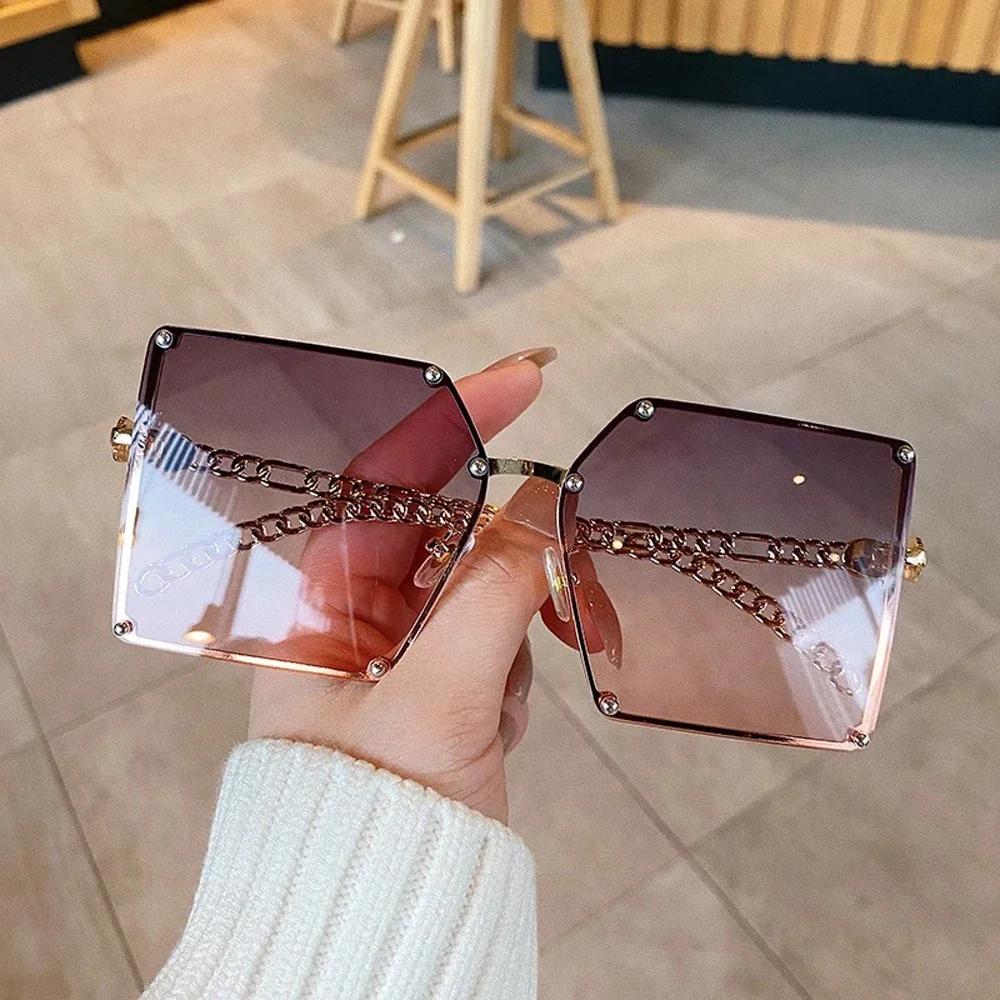 New Fashion Oversize Gradient Sunglasses Women Vintage Alloy Chain Frame Rivet Square Sun Glasses Female Elegant Shades