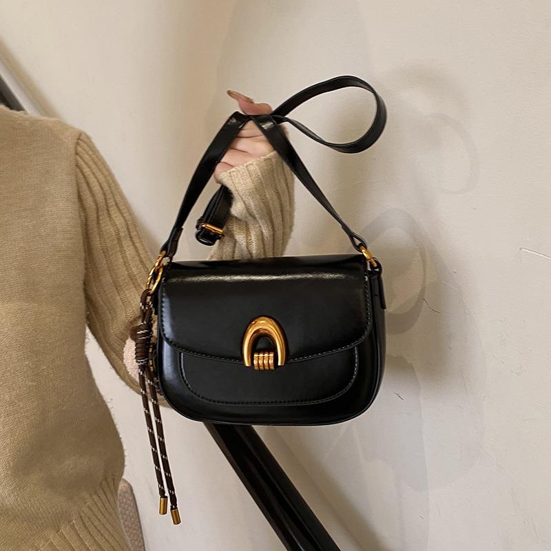 Saddle bag women's new autumn and winter versatile shoulder messenger bag women's niche design underarm women's bag small