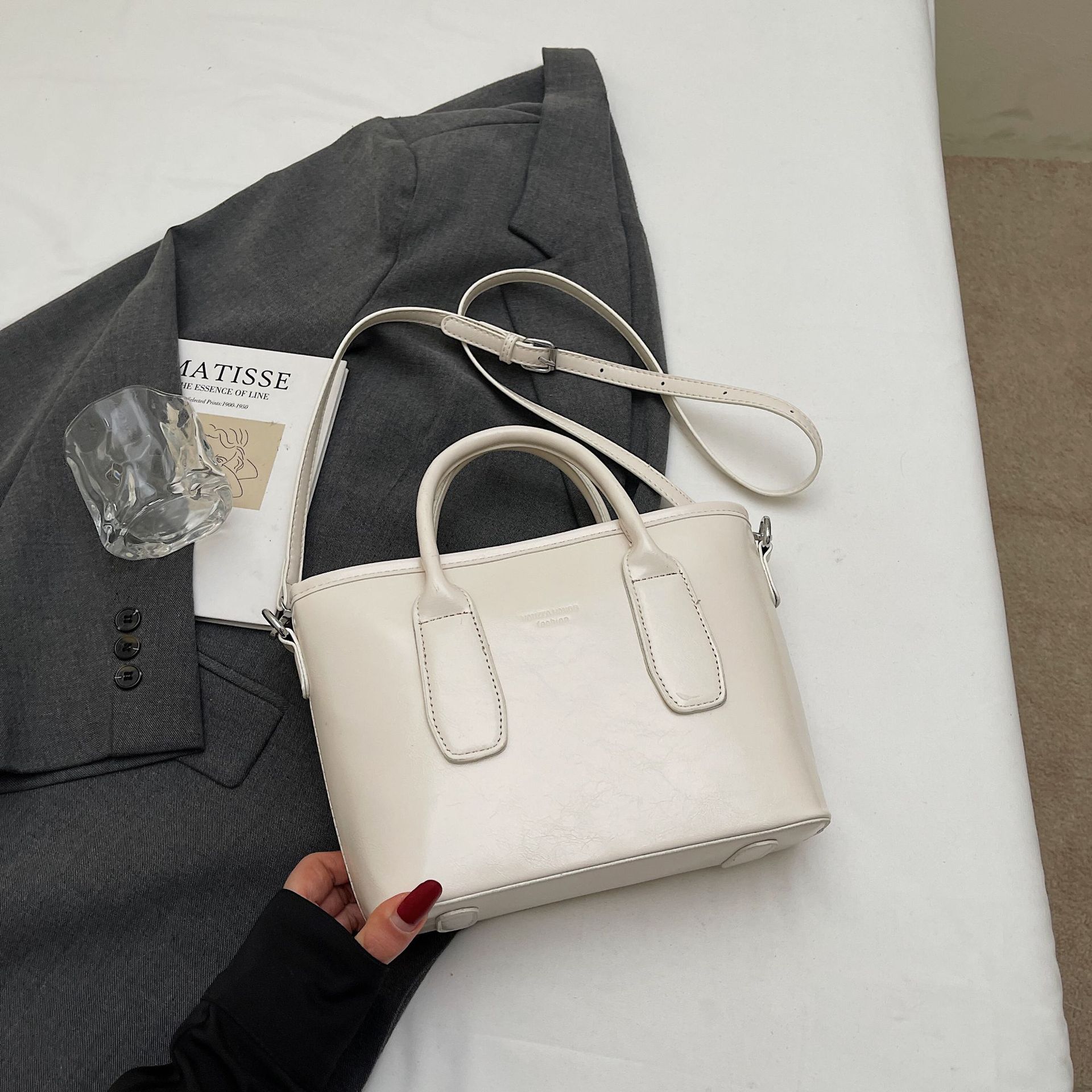 

High-end niche design underarm bag women s 2025 new casual fashion messenger bag versatile portable bucket bag