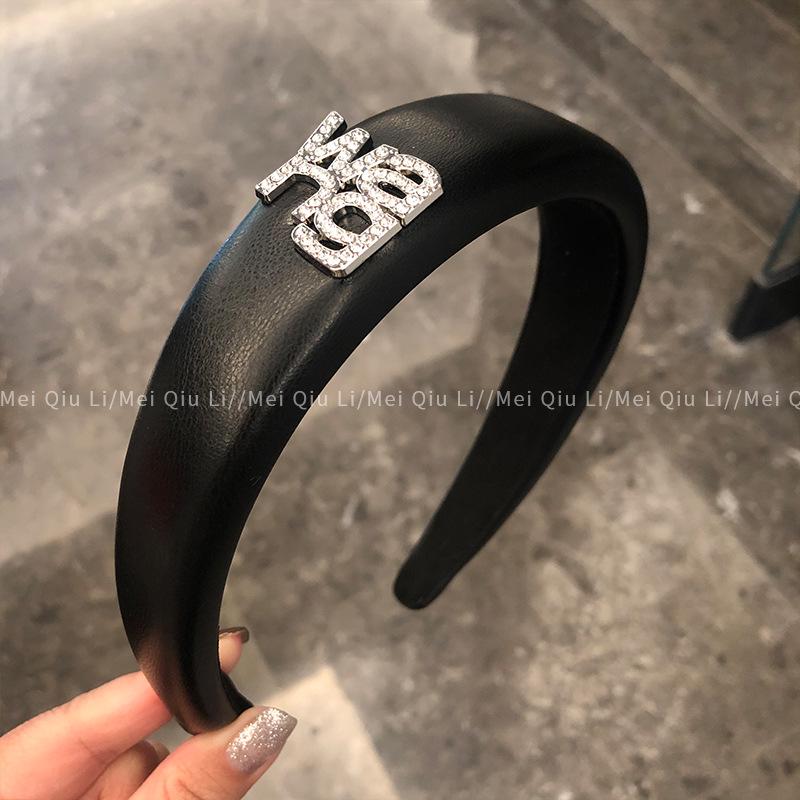 

Широкая повязка на голову с надписью «Череп» из стразов – модный корейский аксессуар для волос 2022 года чёрный