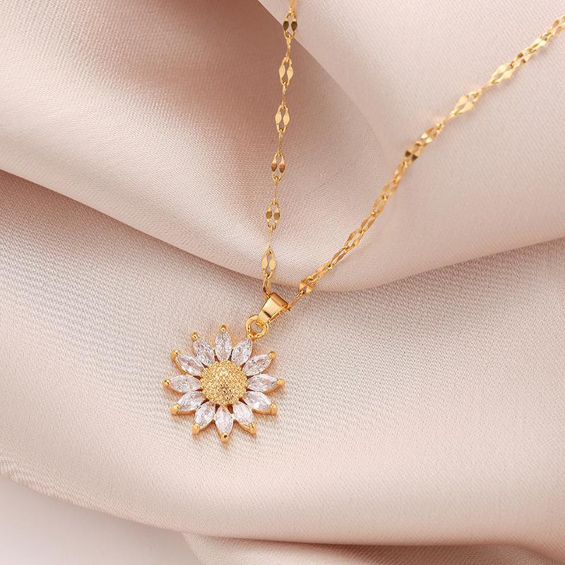 Daisy Pendant Titanium Steel Necklace: Women's Retro Flower Sweater Chain - Light Luxury Niche Accessory