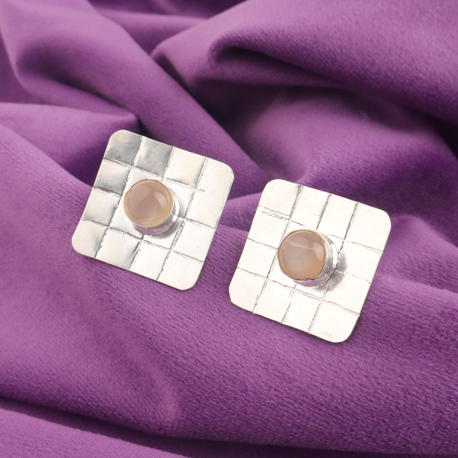 

Камень Лунный камень персикового цвета Серебро 925 пробы Пусеты на пуссетах Подарок на помолвку Ювелирные украшения EE-146-26