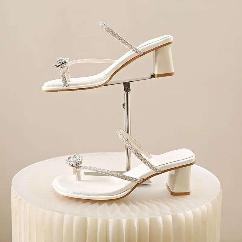 Wunderschöne große Strass-Blumen-Slipper für Damen-Sommerbekleidung 2025 neu französische Zehensteg-Sandalen mit dickem Absatz und Rock