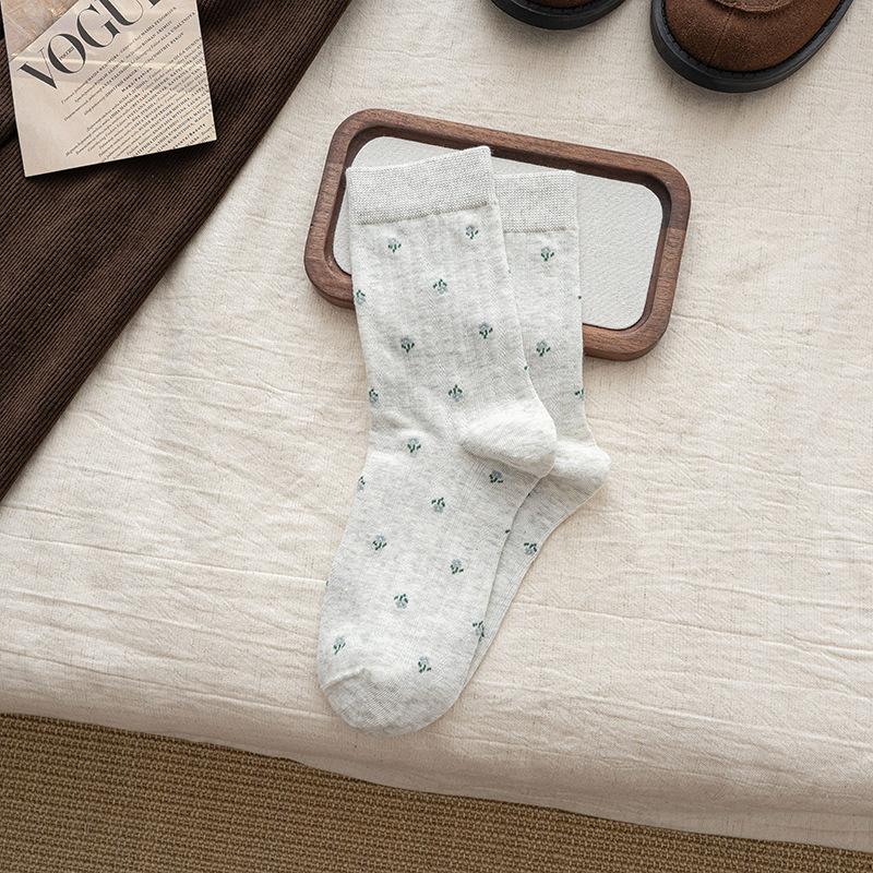 

Ladies Autumn New Vintage Small Broken Flowers All Go Boneless In The Tube Pile Socks 1 pair