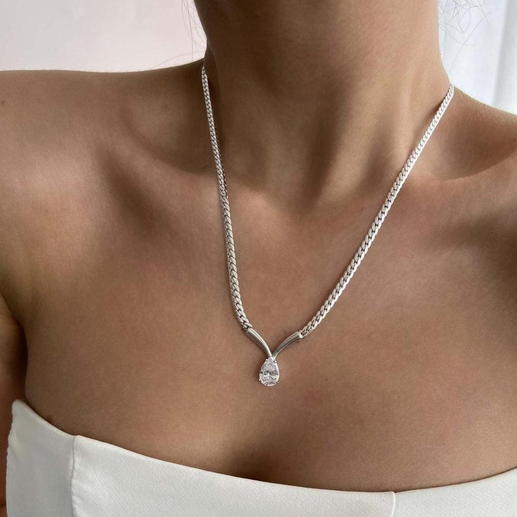 Stainless Steel Zirconia Necklace: Light Luxury Water Drop Snake Bone Clavicle Chain with Color Retention.